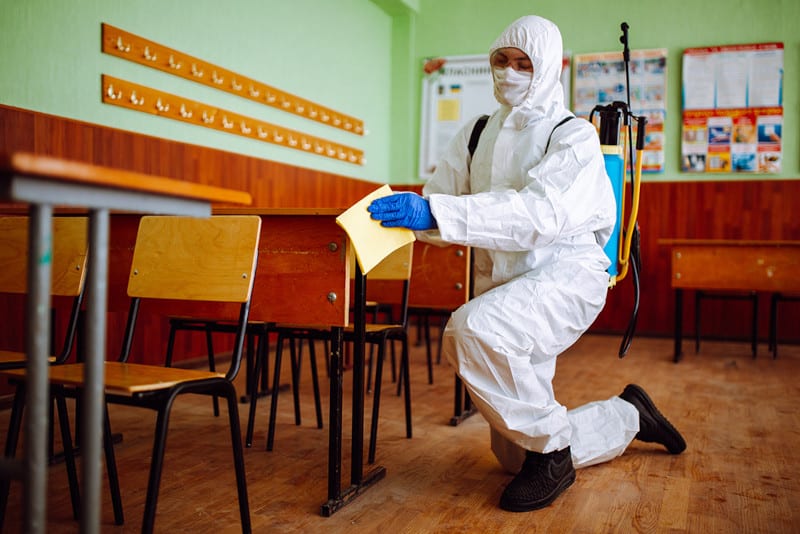 Disinfezione dei locali, degli ambienti, delle postazioni di lavoro e delle aree comuni e di svago